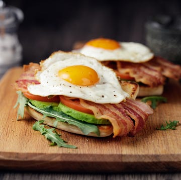 keto maaltijd healthy bacon fried egg brunch