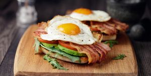 keto maaltijd healthy bacon fried egg brunch