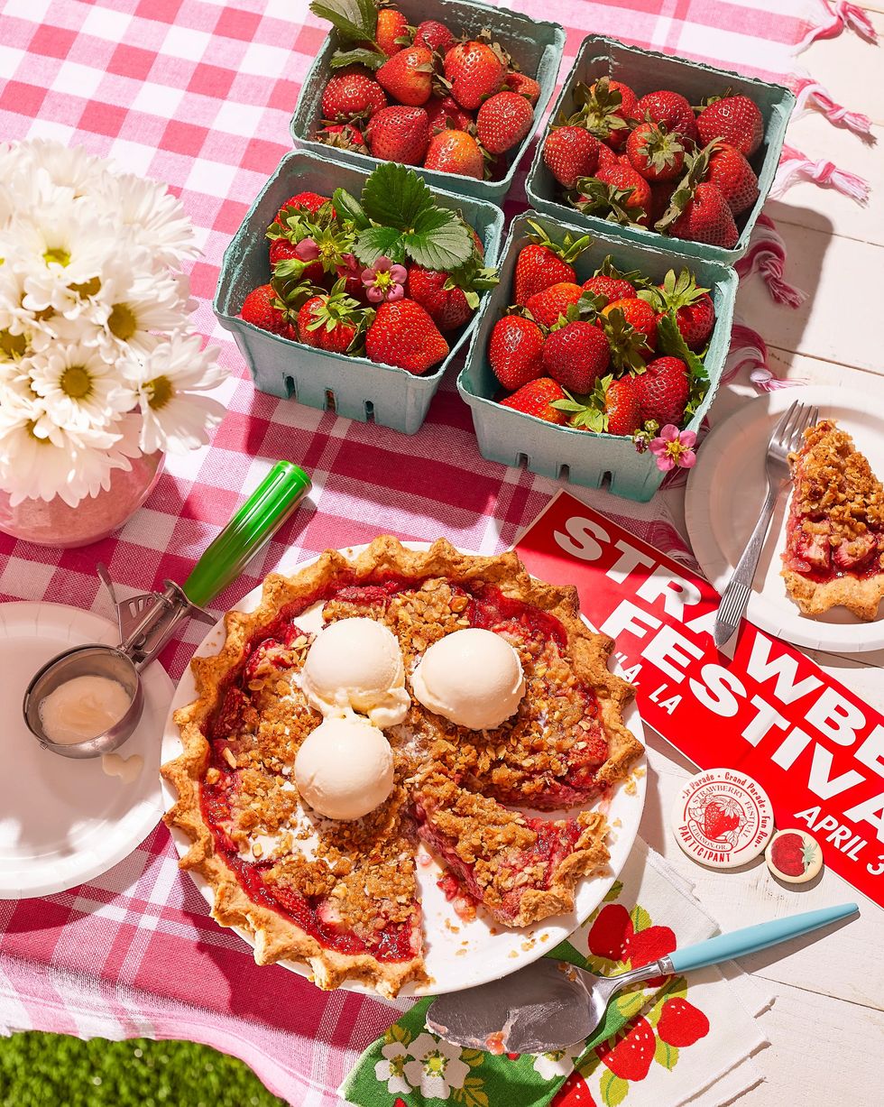 https://hips.hearstapps.com/hmg-prod/images/healthy-desserts-strawberry-almond-pie-1652899144.jpg?crop=1.00xw:0.835xh;0,0.0738xh&resize=980:*