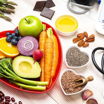 groenten en fruit in hartvormig bakje met stethoscoop en bloeddrukband