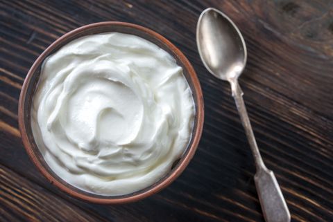 bowl of greek yogurt healthy foods to lose weight