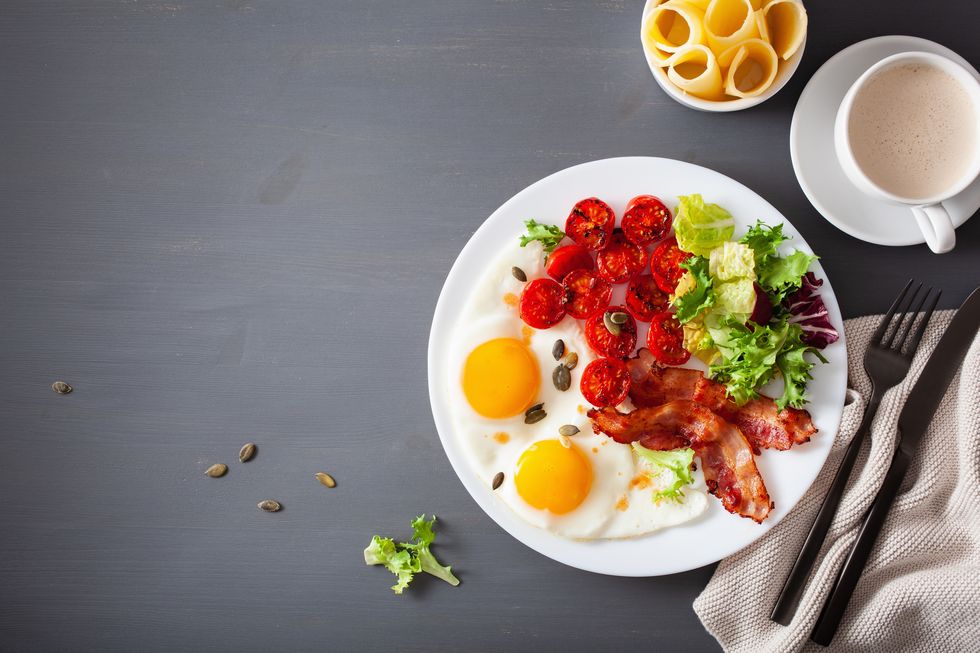 healthy keto diet breakfast egg, tomatoes, salad leaves and bacon