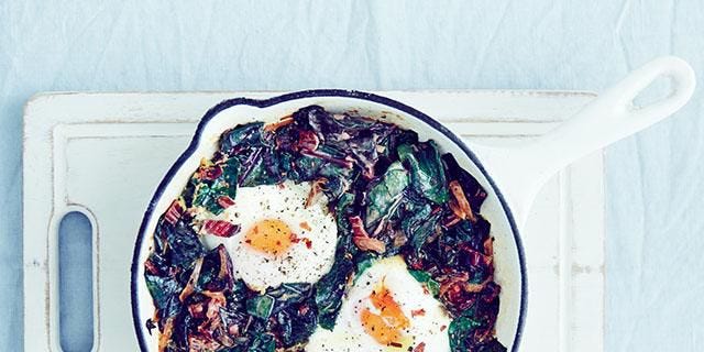 huevos al horno con acelgas