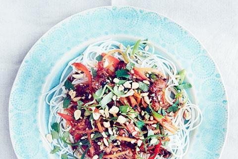 Pollo coreano con fideos de cristal y cacahuetes tostados pollo coreano con fideos de cristal y cacahuetes tostados