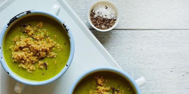 crema de brócoli y guisantes con quinoa