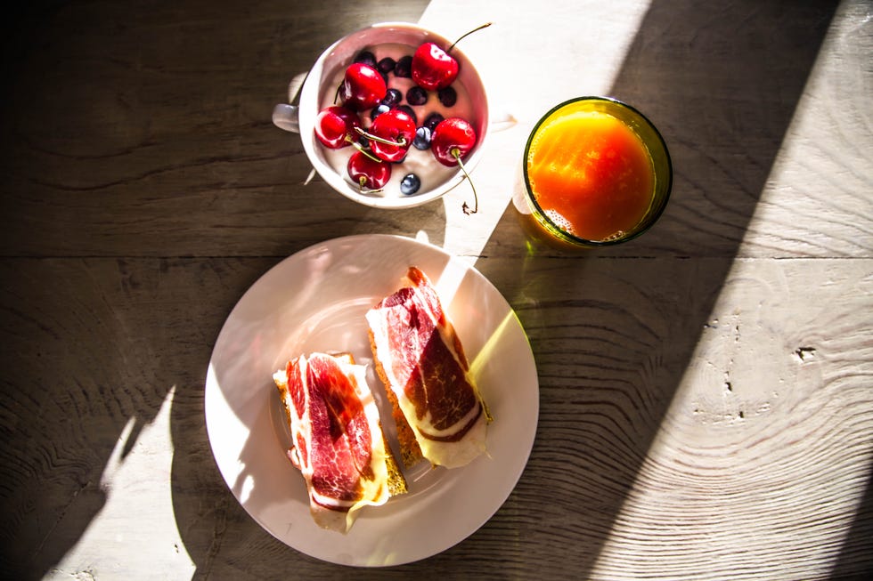 zumo de naranja, bol de frutas y tostada de jamón