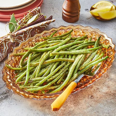 air fryer green beans on glass platter