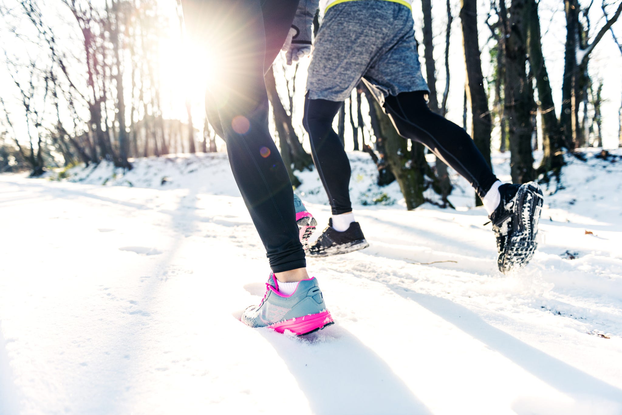 Caminata en nieve con crampones ligeros. una mujer joven