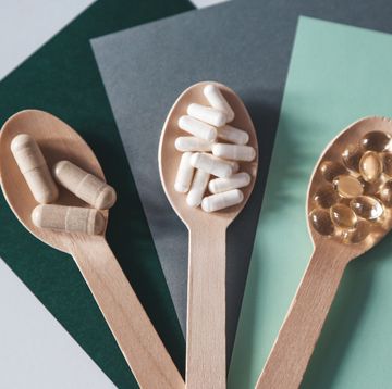 drie soorten supplementen op een lepel