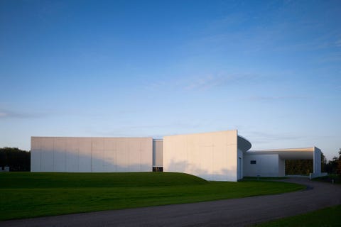 Dit door de Amerikaanse architectSteven Holl ontworpen museumricht zich op hedendaagse kunst in de vorm van visuele kunst en muziek Het gelijkvloerse gebouw ligt op een open vlakte tussen met gras begroeide heuvels vlak naast een voormalige overhemdenfabriek waarin zich ook een deel van de kunstcollectie bevindt Dit gebouw en de band die de Deense stad Herning van oudsher heeft met textiel en kunst vormden de inspiratie voor het ontwerp van het gebouw Van bovenaf gezien lijkt het dak op een stapel hemdsmouwen Het in 2009 geopende museum biedt onderdak aan toonzalen een auditorium repetitieruimten een restaurant en een bibliotheek