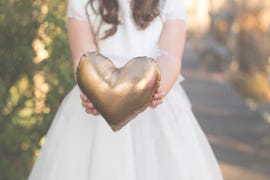 niña comunión con globo de corazón
