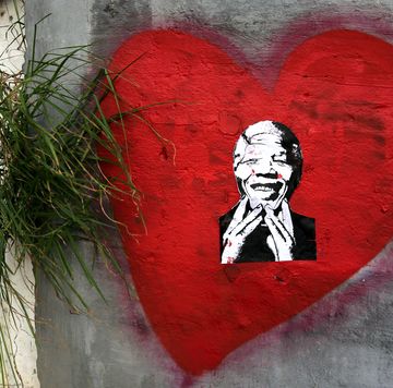 streetart van president nelson mandela in kaapstad in zuid afrika