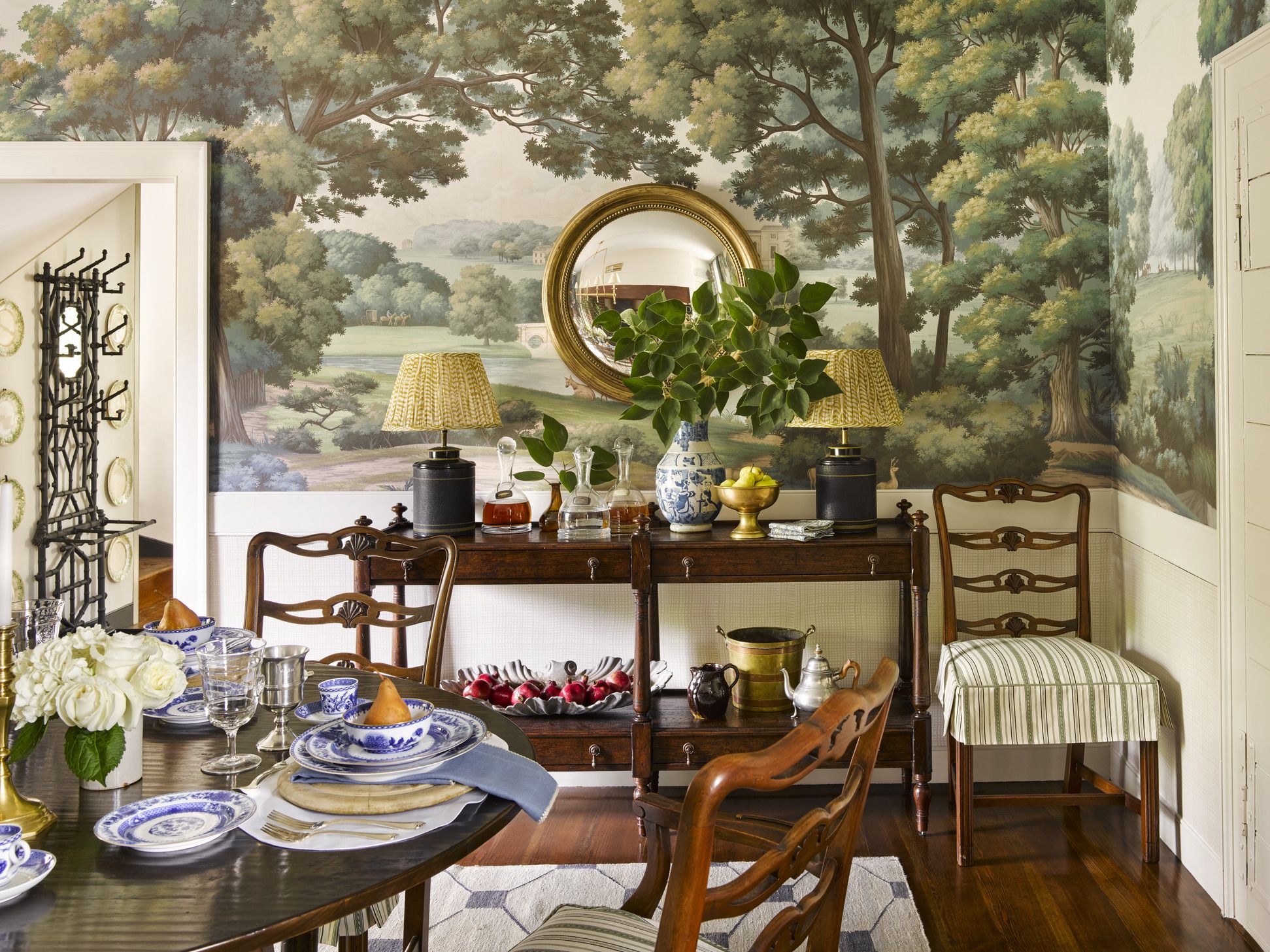 https://hips.hearstapps.com/hmg-prod/images/heather-chadduck-hillegas-colonial-williamsburg-dining-room-1669927357.jpg