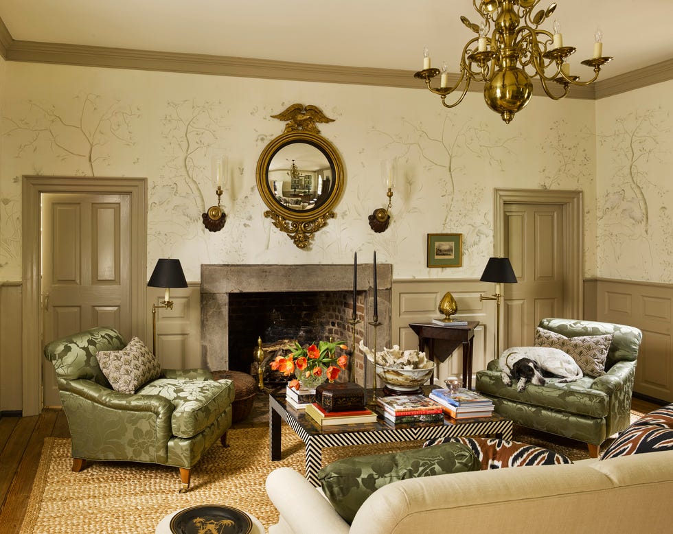 un salón colonial con piezas antiguas