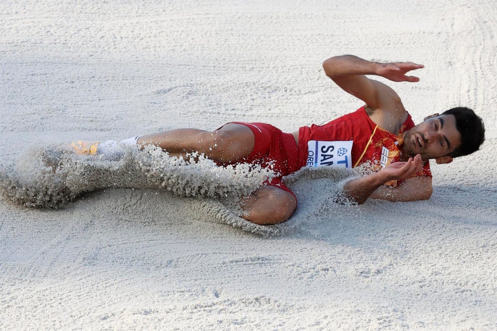 el español héctor santos compite en salto de longitud en los mundiales de atletismo de eugene