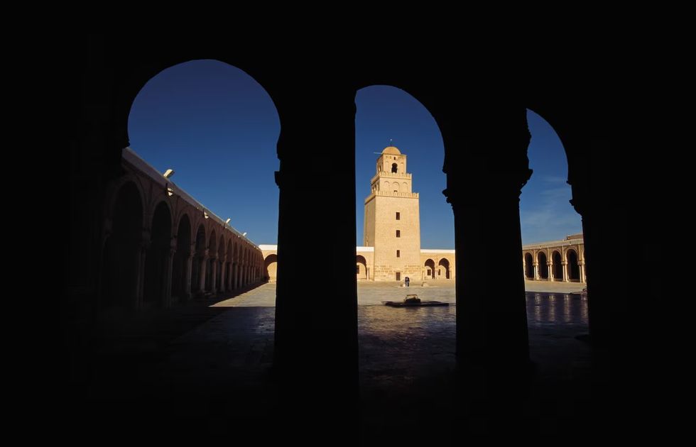 de grote moskee van kairouan in tunesië