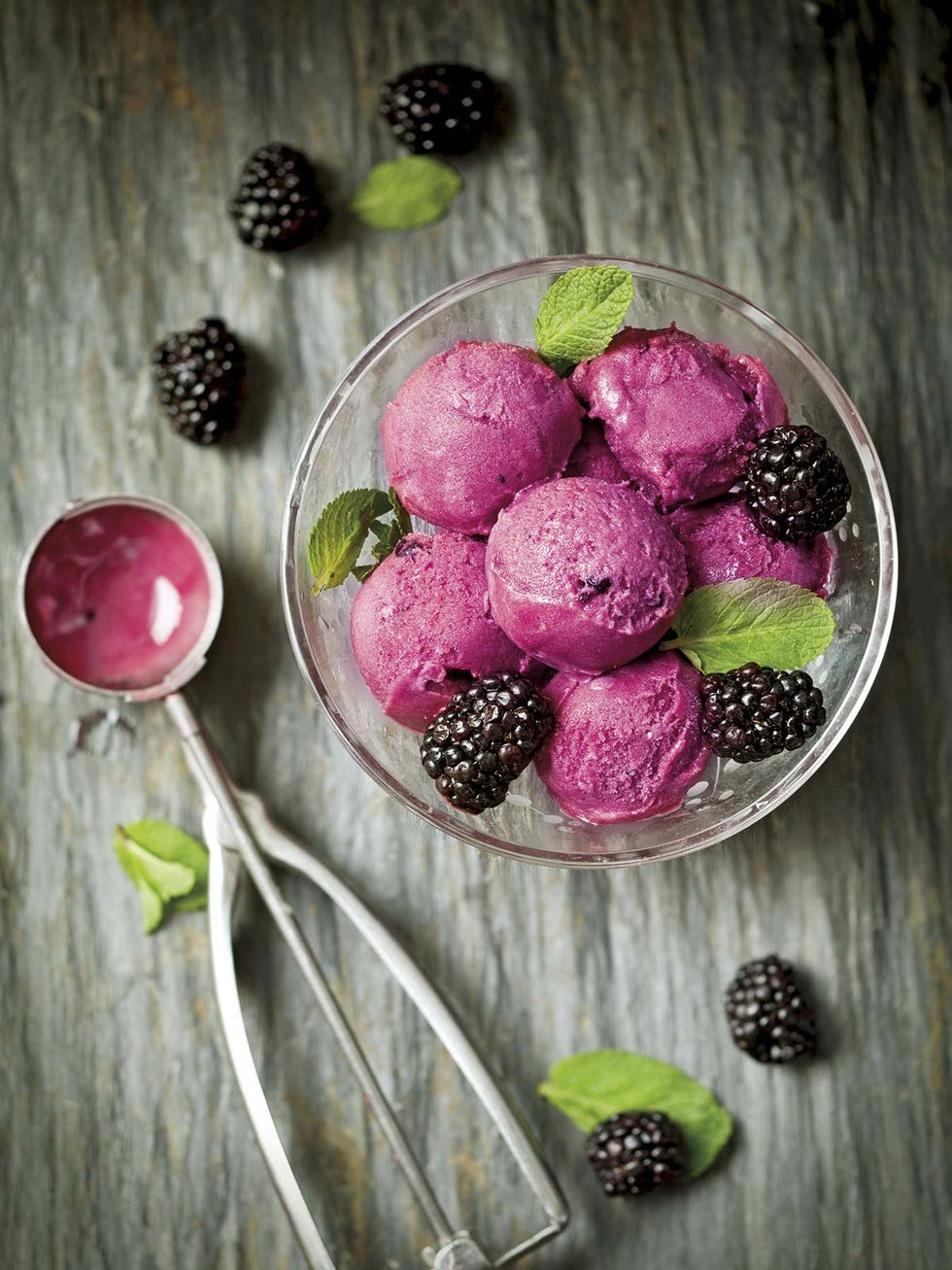 helado cremoso de moras y yogur griego
