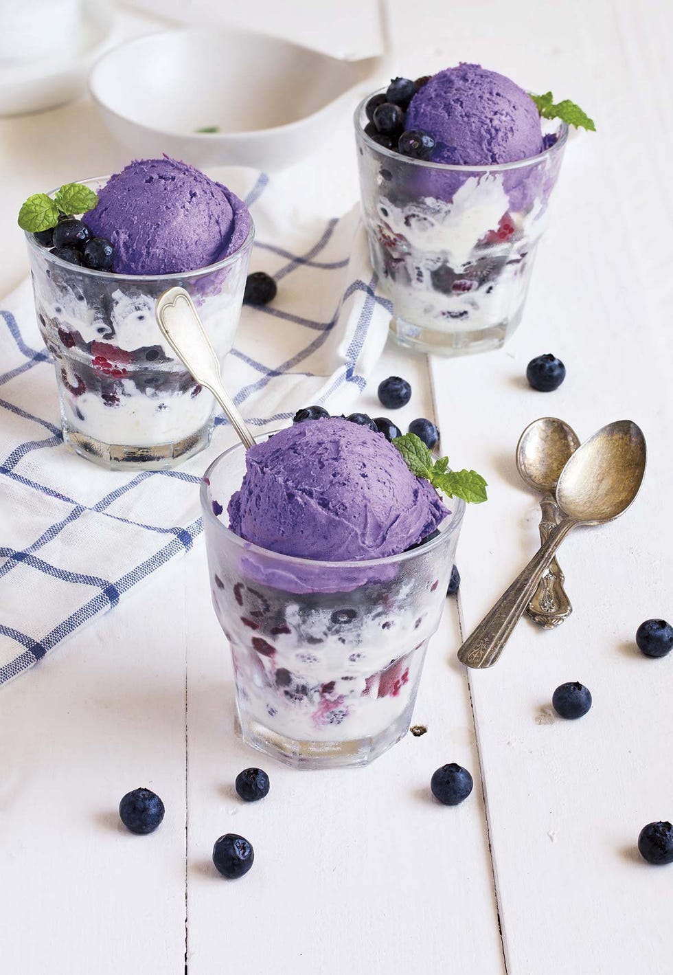 helado de moras y arándanos