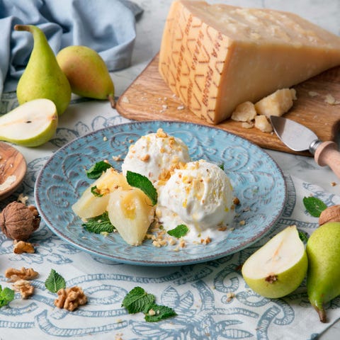 helado de queso grana padano con peras en almíbar