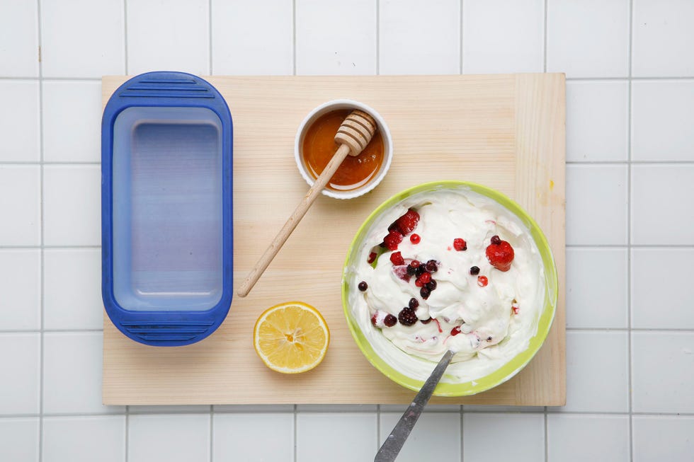 tras preparar el helado con los frutos rojos, colocar en un molde