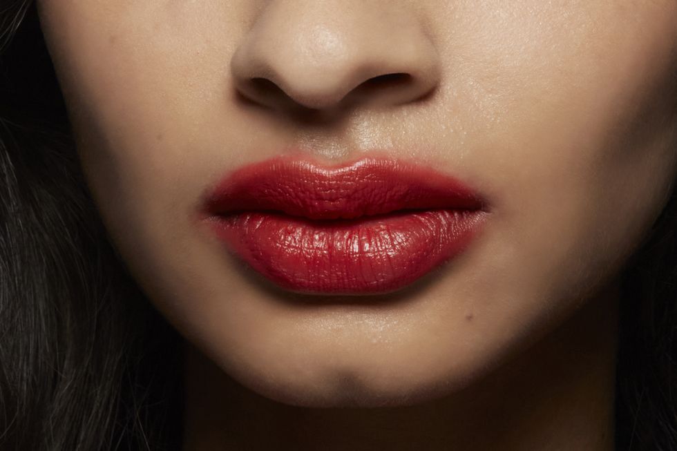 Labiales rojos vinilo, la tendencia de maquillaje viral de la temporada