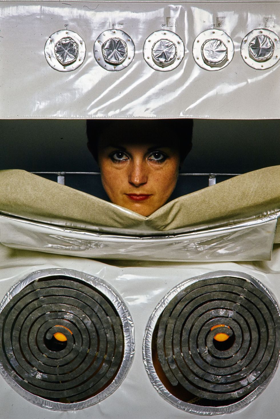 helen chadwick, in the kitchen, stove, 1977, artiste inglesi, femminismo, artiste femministe