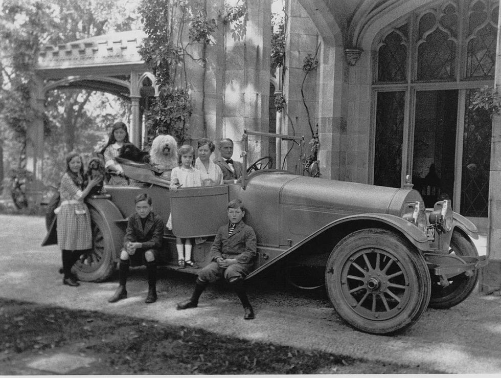 a family portrait taken in front of lyndhurst mansion of helen gould, her husband finley shepard, their children, niece and dogs