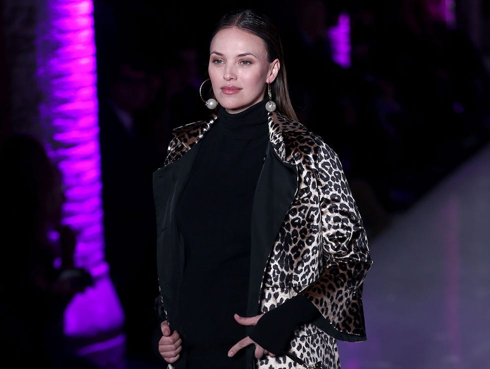 Helen Lindes, embarazada, desfila para Lola Casademunt