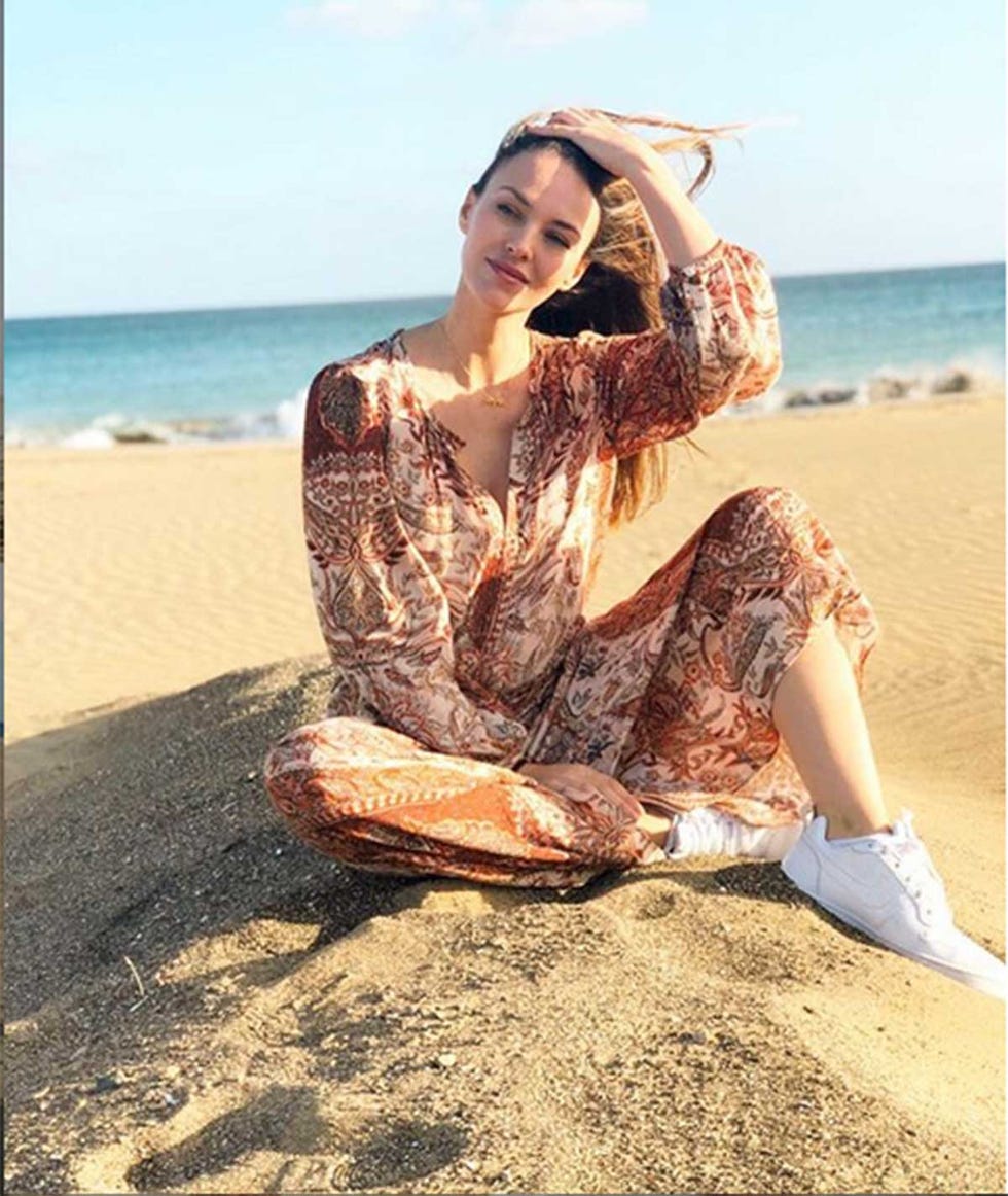 Helen Lindes, embarazada de su segundo hijo, en Lanzarote