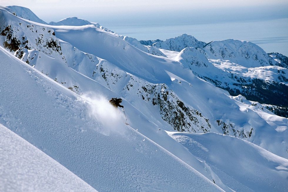 Op het schiereiland Resurrection in Alaska ploegt een offpisteskir door de sneeuw op de helling van een bergkam