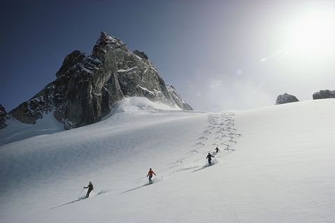 In het skigebied Bugaboos in British Columbia dalen skirs de Vowel Glacier af
