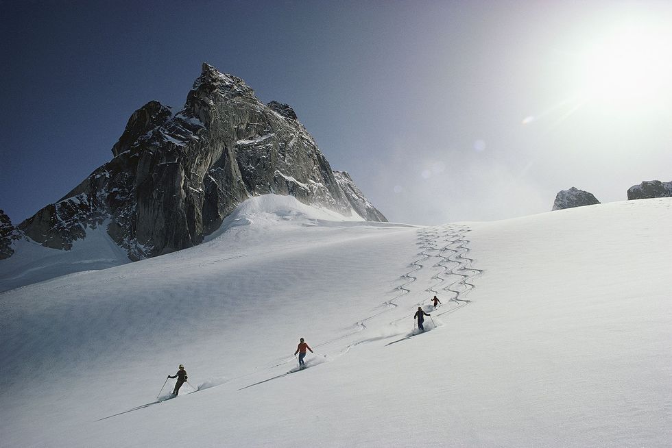 In het skigebied van The Bugaboos in het Canadese British Columbia dalen skirs af over de Vowel Glacier