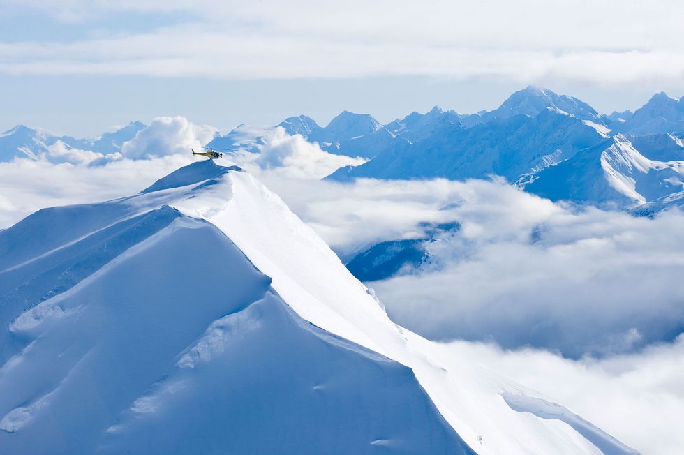 Bij Haines in Alaska landt een helikopter op de top van een berg in de Chilkat Mountains