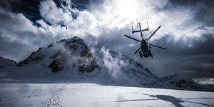 Geological phenomenon, Helicopter, Vehicle, Rotorcraft, Freestyle skiing, Snow, Aircraft, Extreme sport, Mountain range, Recreation, 