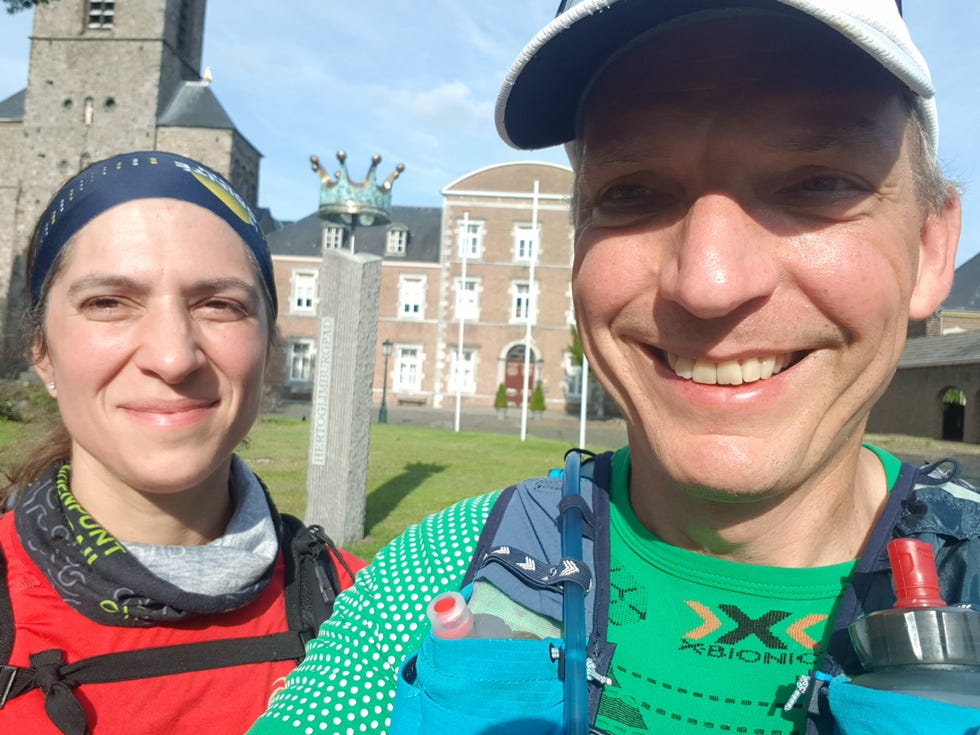 vrouw man hardlopers helipad ultrarunning