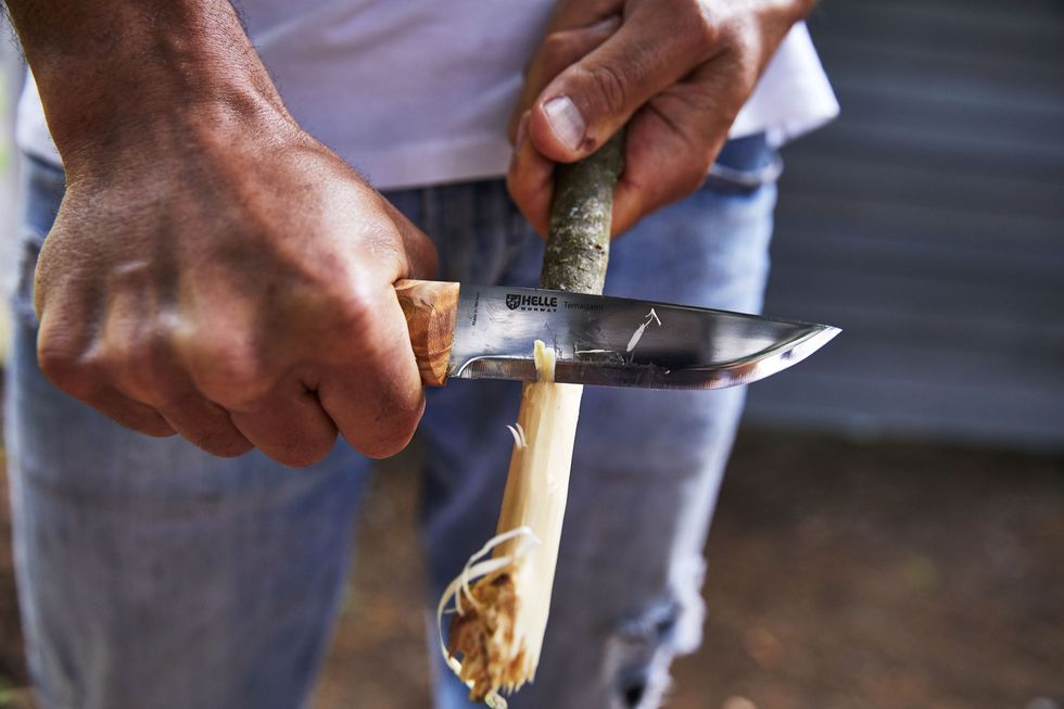carving a stick with the helle temagami fixed blade knife
