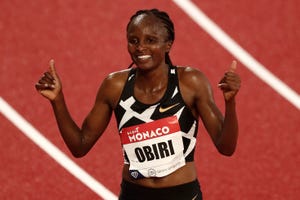 hellen obiri celebra su triunfo en la liga de diamante de mónaco