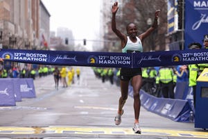 hellen obiri gana el maratón de boston 2023