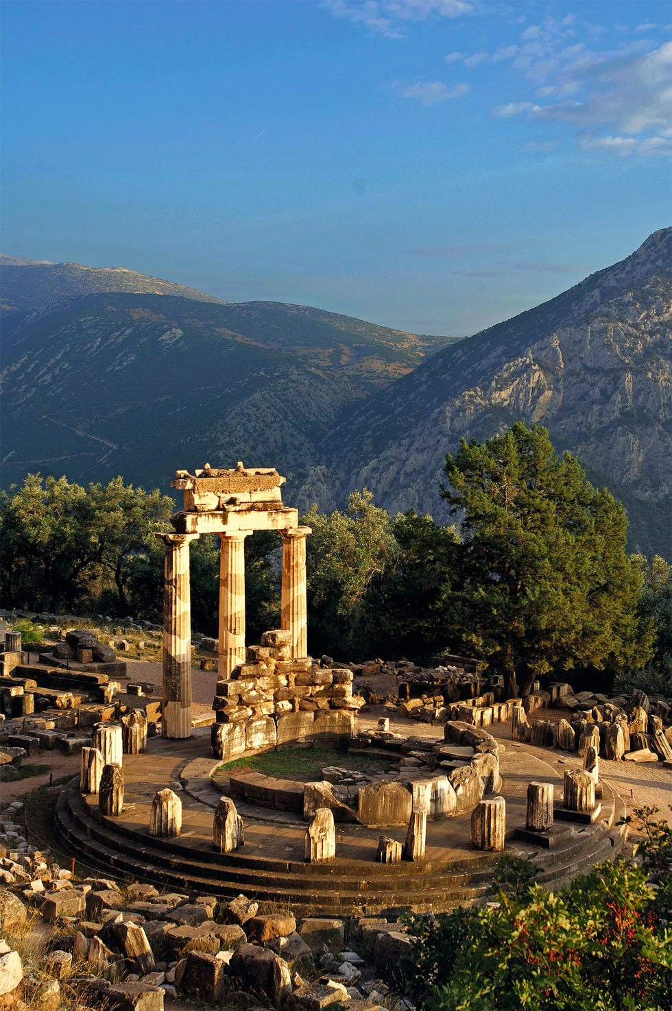 Cleisthenes slaagde erin de Pythia van Delphi aan zijn zijde te krijgen  Zij overtuigde de Spartanen om de tiran van Athene ten val te brengen Hierboven de Tholos van Athena Pronaia