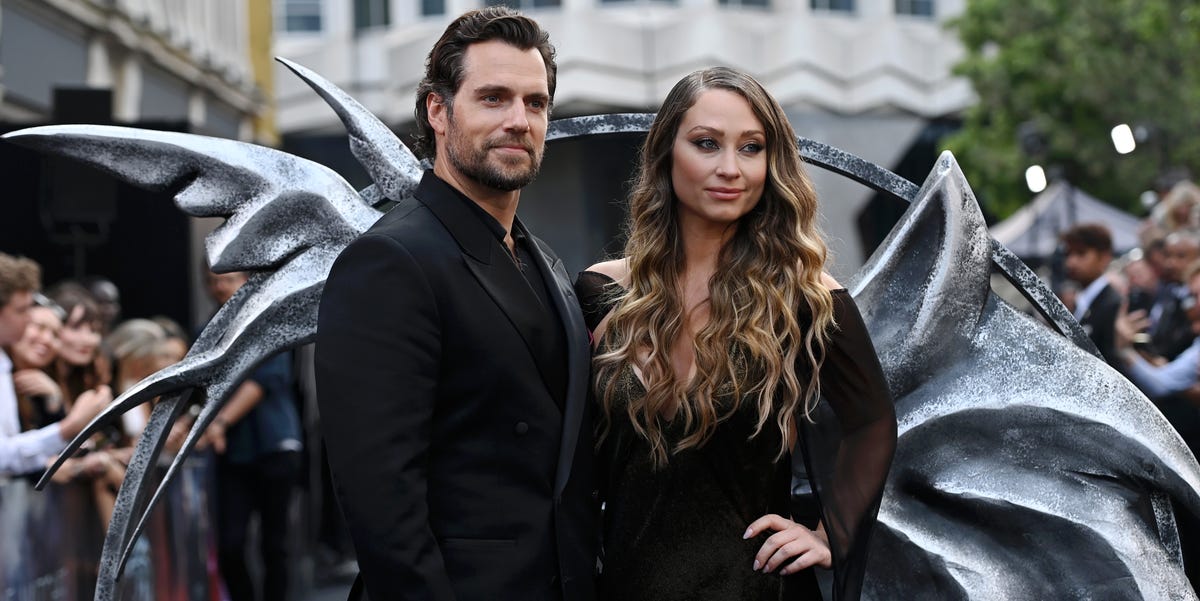 Henry Cavill and Girlfriend Natalie Viscuso Posed at ‘The Witcher’