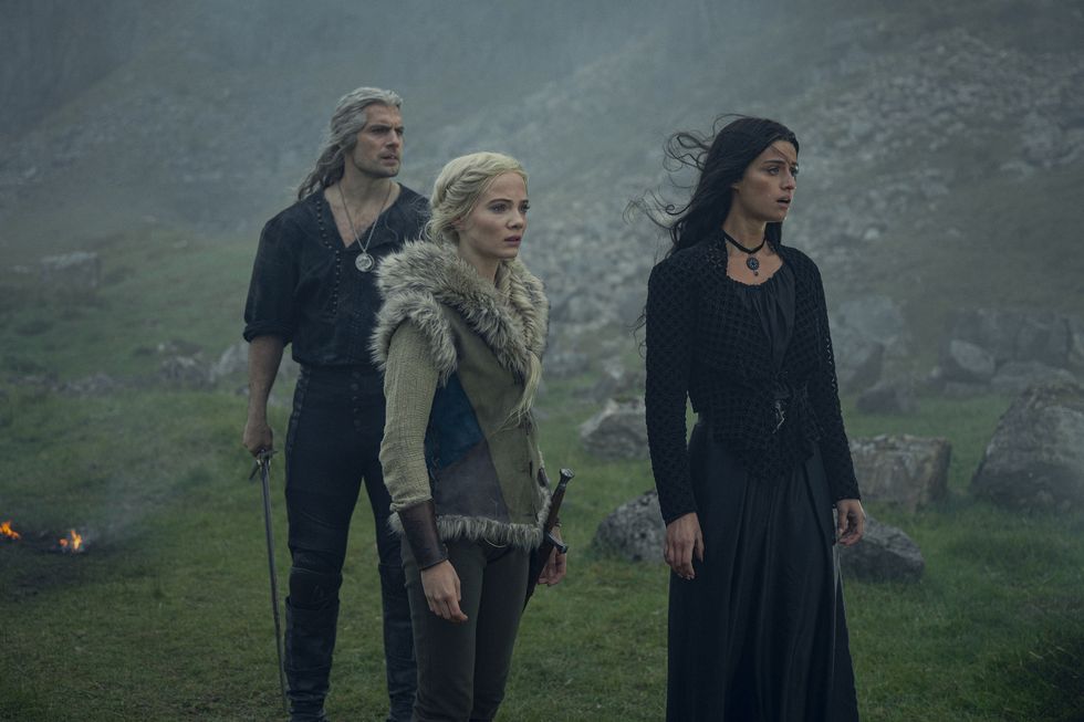 Henry Cavill, Freya Allan und Anya Chalotra in The Witcher, Staffel 3