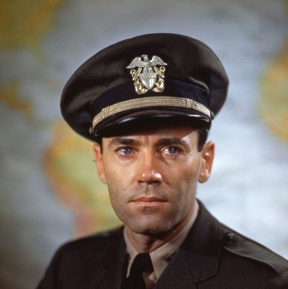 henry fonda poses for an official portrait in uniform