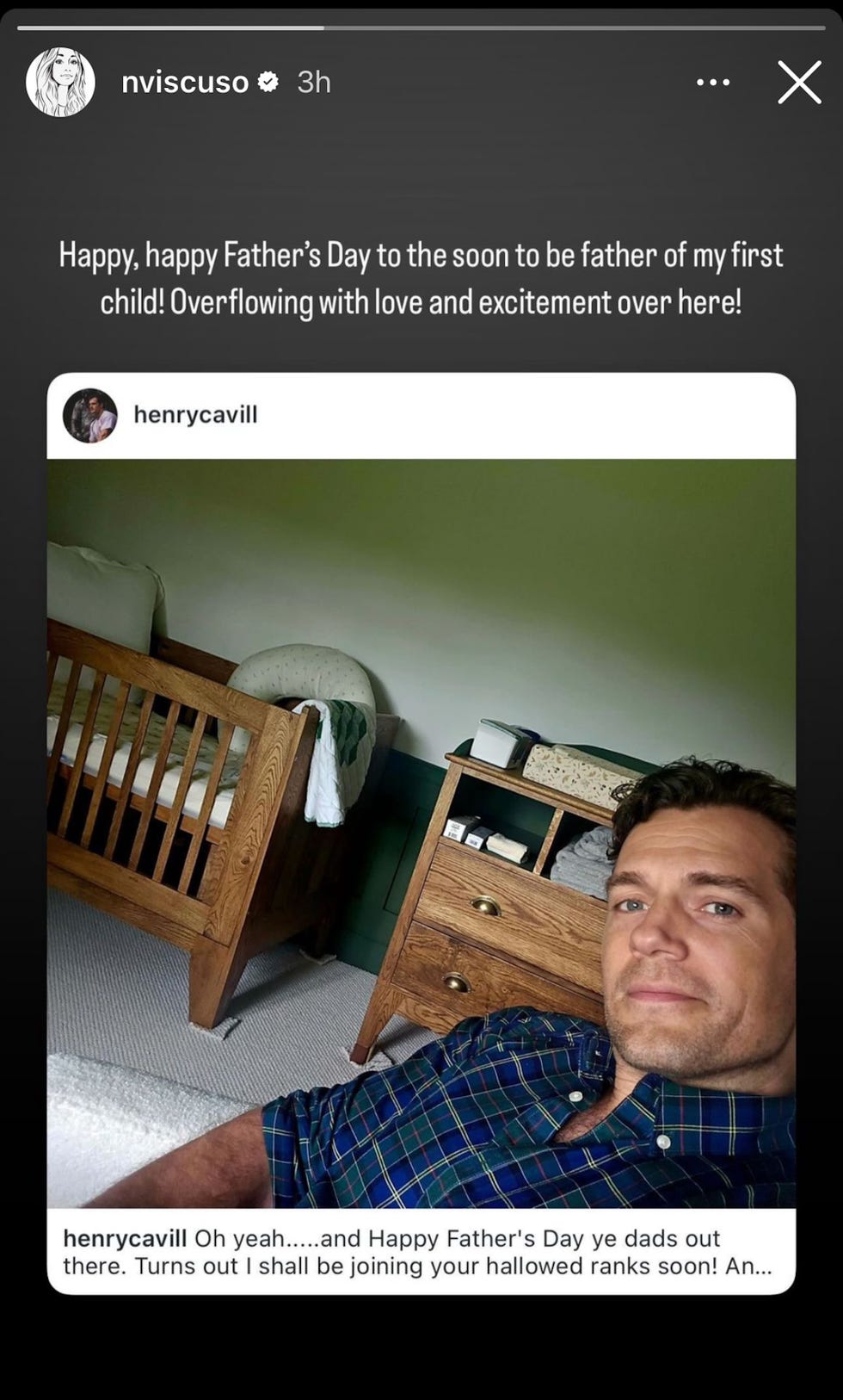 eine Person, die in einem Bett liegt