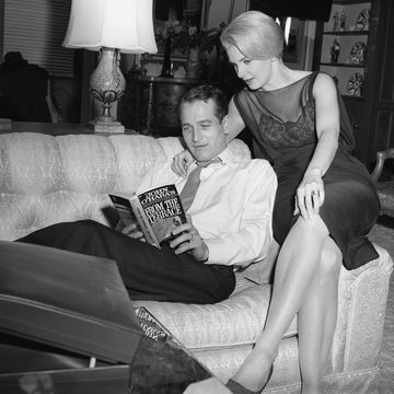paul newman y joanne woodward leyendo en el sofá