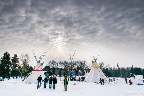 Naast kletsen en opwarmen in de tipis kan je gezellig aanschuiven aan een van de kampvuren die aangestoken worden in het tentendorp Ook lekker om marshmallows boven te roosteren