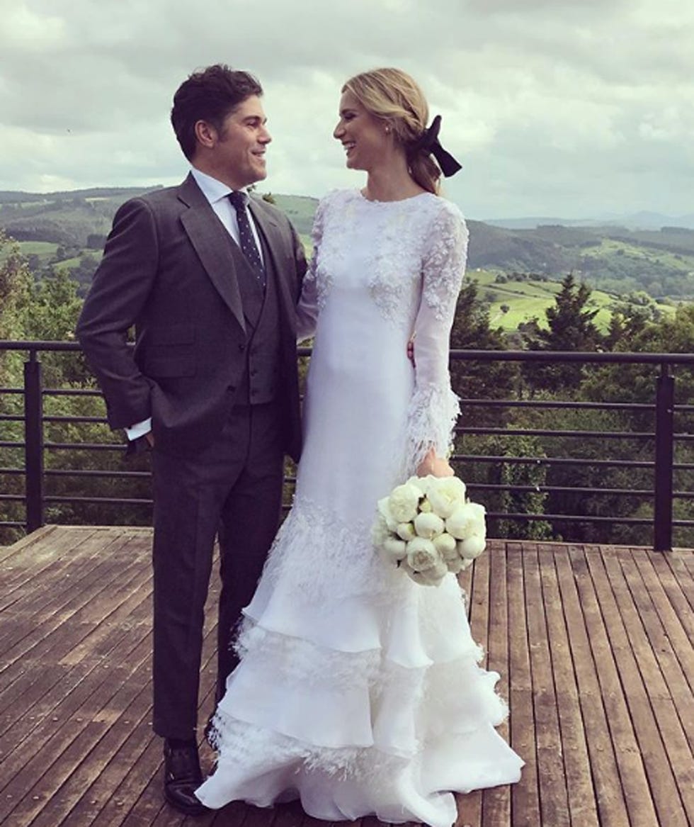 Wedding dress, Gown, Bride, Dress, Photograph, Bridal clothing, Clothing, White, Formal wear, Shoulder, 