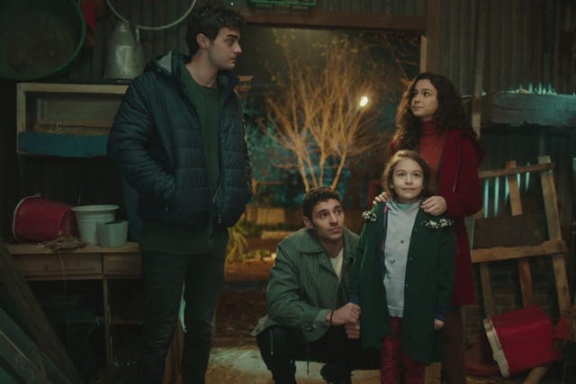 los hermanos eren toman la decisión de dejar el gallinero, mientras que orhan se debate entre la vida y la muerte y suzan afronta una pérdida más
