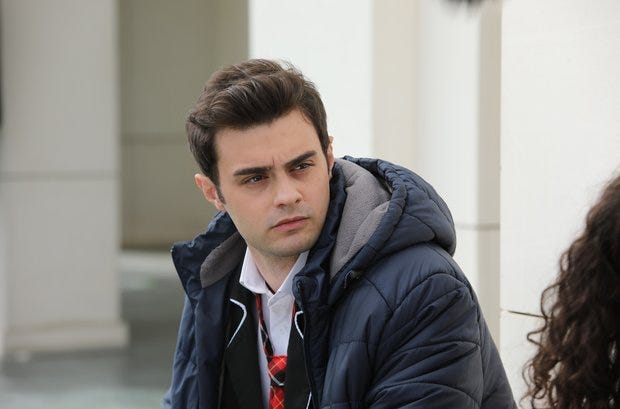 Ömer pierde el control por las humillaciones de tolga y termina enfrentándose al joven hasta el punto de dejarle inconsciente, mientras que suzan trata de abrirle los ojos a nebahat con respecto a akif