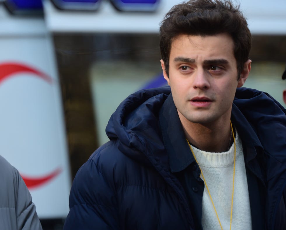 la disputa entre sarp y Ömer termina con el primero cayendo al suelo y quedando inconsciente al golpearse la cabeza con una piedra