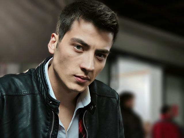 la policía detiene a sarp por el atropello de emel, mientras que sevval le hace una interesante propuesta a asiye y la guerra entre gönul y sengül se recrudece